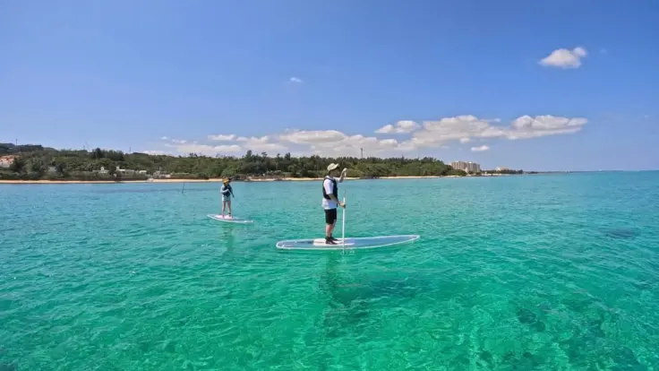 沖縄の海でガイド同行のクリアサップを楽しむ様子。初心者でも無理なく体験できるイメージ