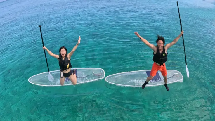 沖縄の海でライフジャケットを着用し、クリアサップを体験している様子