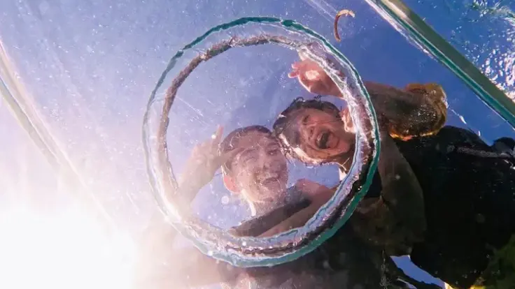 沖縄の海でクリアサップを楽しんでいる様子。景色を見たり写真を撮ったり、さまざまな楽しみ方ができる体験イメージ