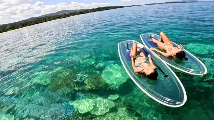 クリアサップに乗りながら、沖縄の海の景色に溶け込むように過ごす様子