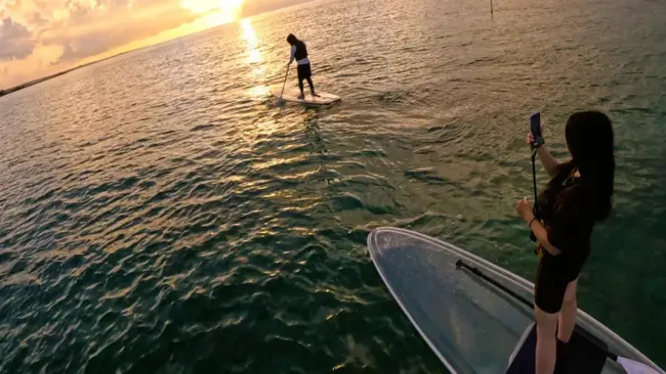 沖縄の海でクリアサップを楽しむ様子。記事のまとめに合う、海の魅力が伝わる体験イメージ