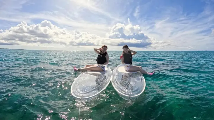 沖縄の海でクリアサップを楽しんでいる様子。天候によって海の見え方が変わるイメージ
