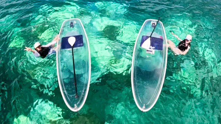 沖縄の海でクリアサップを楽しむ様子。写真映えするシーンが撮れる体験イメージ