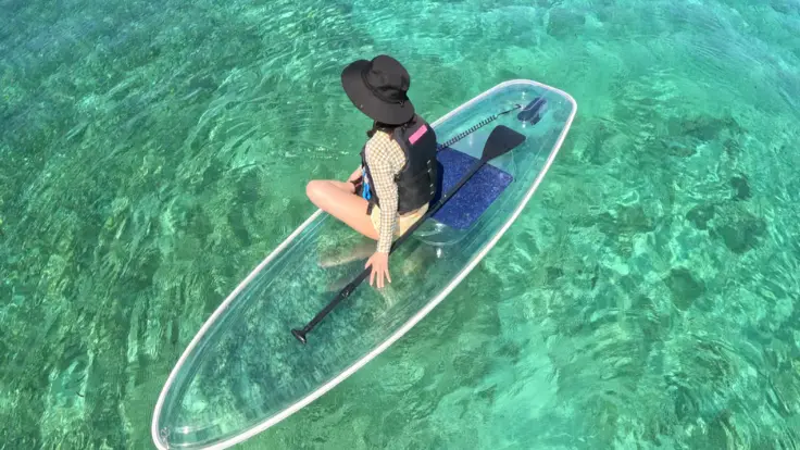 沖縄の海でクリアサップを楽しむ様子。海と一体になるような感覚を味わえる体験イメージ