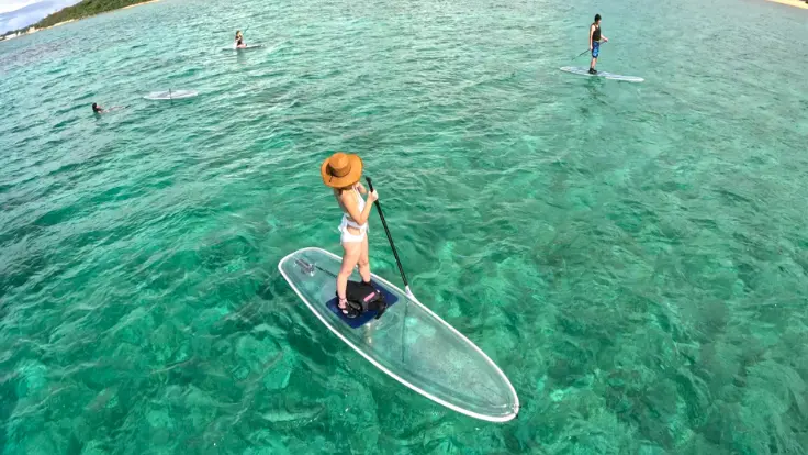沖縄の海で撮影つきプランのクリアサップを楽しむ様子。思い出写真を残しやすい体験イメージ