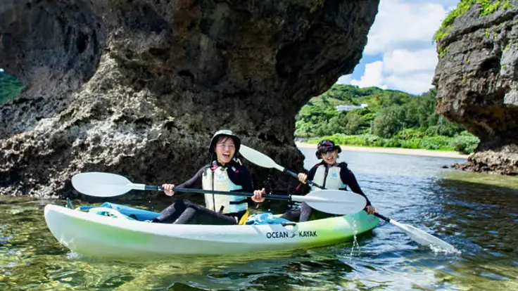 沖縄の海でシーカヤックを楽しむ様子。海の上をゆっくり進みながら景色を楽しんでいるイメージ