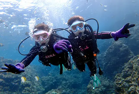 体験ダイビングで水中に入る瞬間をイメージできる写真