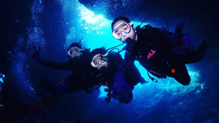 青の洞窟ダイビング（水中に潜っている）