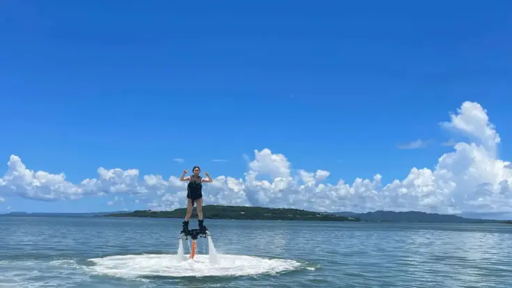 マリンスポーツ（フライボードを体験している）