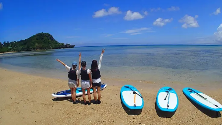 沖縄で自分に合ったアクティビティを選んで楽しむ様子。初心者から家族連れまで参加しやすい海遊び