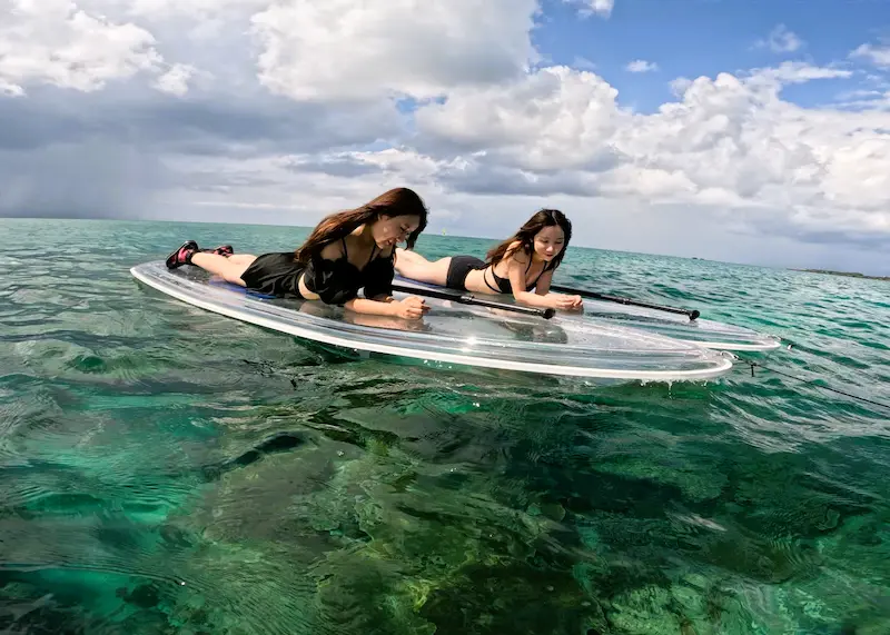 友達やカップルでSUPを楽しむ雰囲気をイメージできる写真