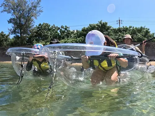 カヤックで透明度の高い水面を楽しむ雰囲気をイメージできる写真