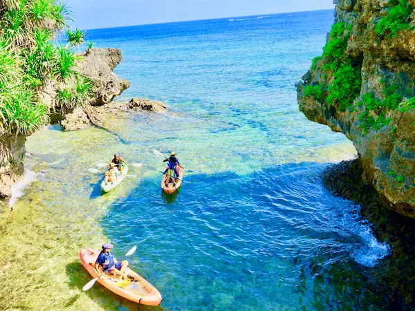 海の上をカヤックで進む雰囲気をイメージできる写真