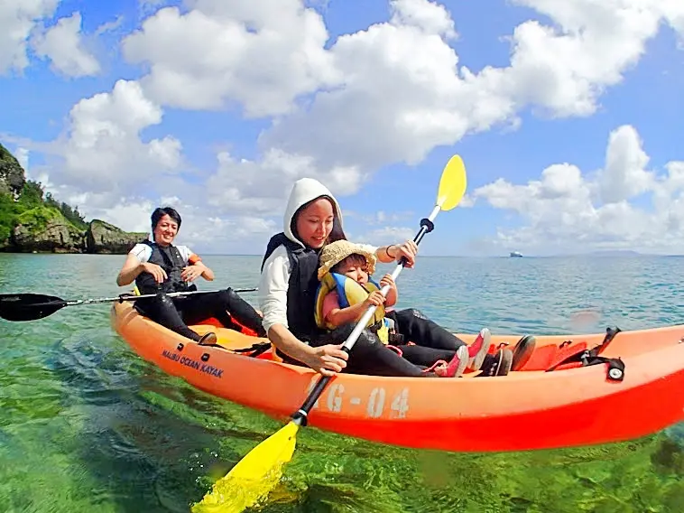 親子で海あそびを楽しむ雰囲気をイメージできる写真