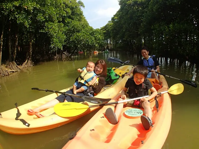 ライフジャケットを着用して遊ぶ雰囲気をイメージできる写真