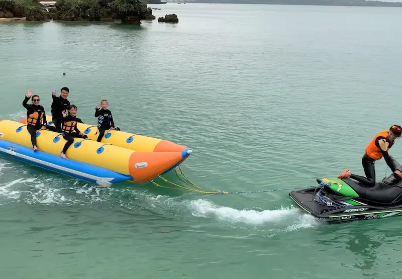 バナナボートの雰囲気をイメージできる写真