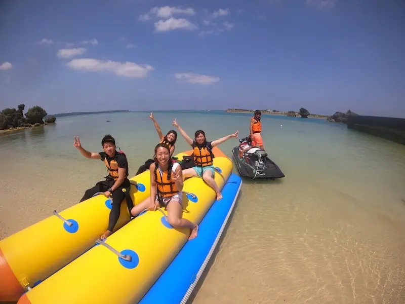 ライフジャケットを着用して楽しむマリンスポーツをイメージできる写真