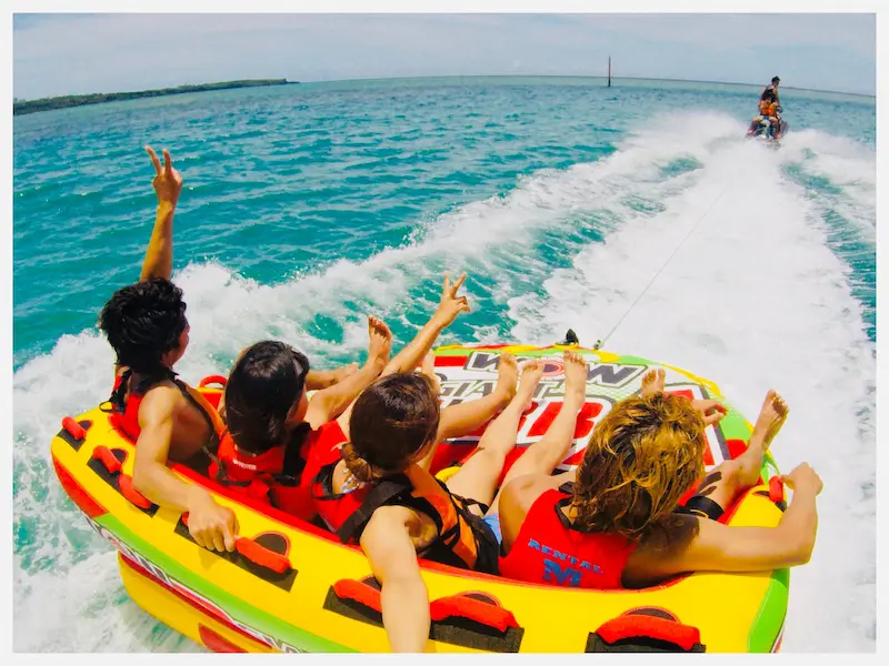 スピード感のあるマリンスポーツをイメージできる写真