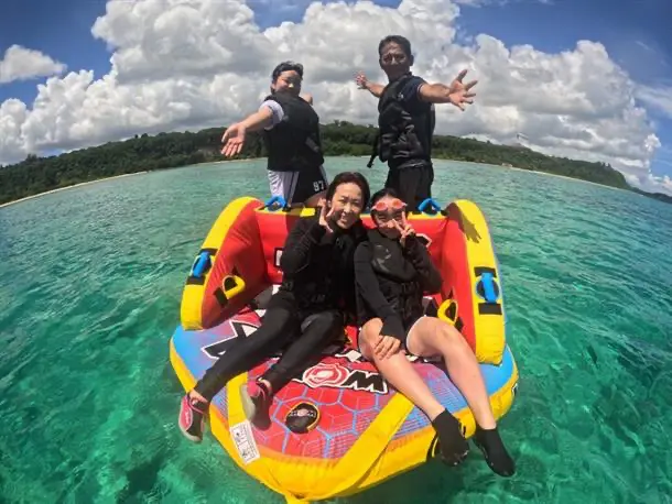 友達同士でマリンスポーツを楽しむ雰囲気をイメージできる写真