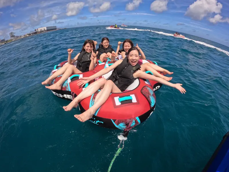 海の透明感とマリンスポーツの雰囲気をイメージできる写真