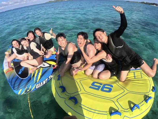 体験後に記念写真を撮る雰囲気をイメージできる写真