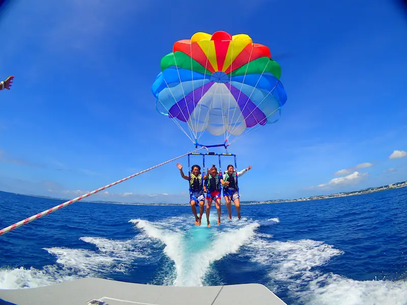 パラセーリングで海の上へ上がる瞬間をイメージできる写真