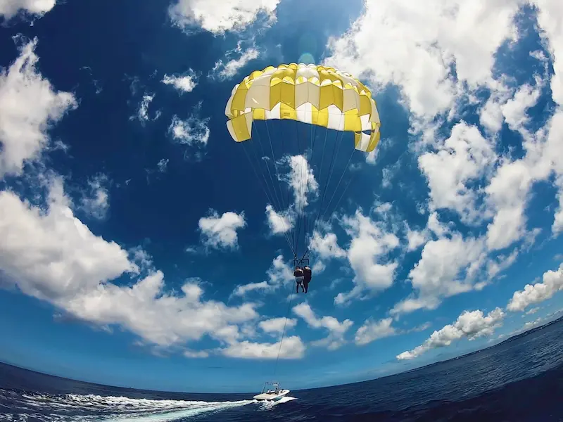 パラセーリングの高度を選べる雰囲気をイメージできる写真