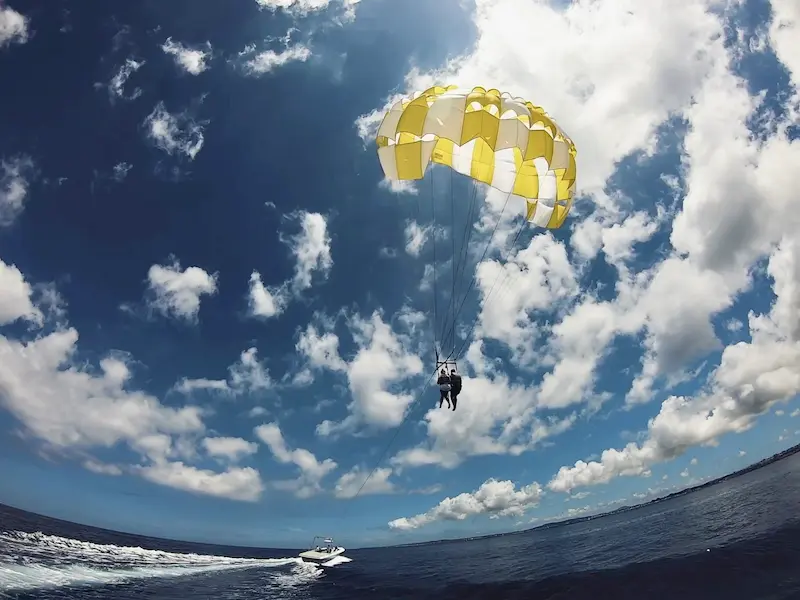 パラセーリングで空から海を見る体験