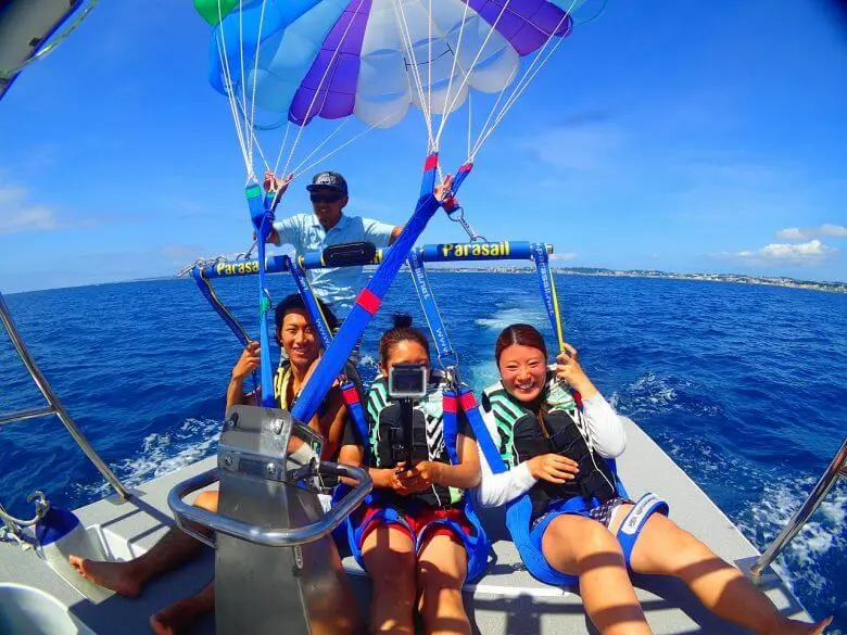 カップルや友達同士でパラセーリングを楽しむ雰囲気をイメージできる写真