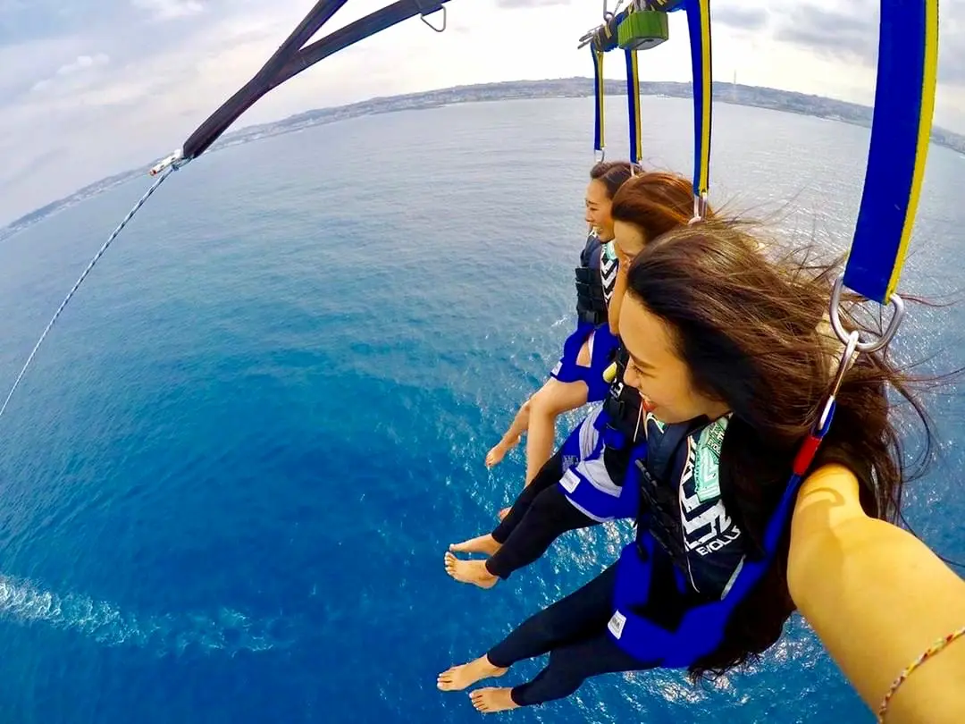 パラセーリング中の安定した姿勢をイメージできる写真