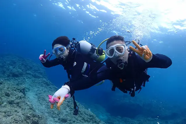 体験ダイビングで水中で呼吸する体験をイメージできる写真