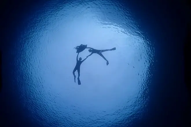 シュノーケリングで透明度の高い海を楽しむ雰囲気をイメージできる写真