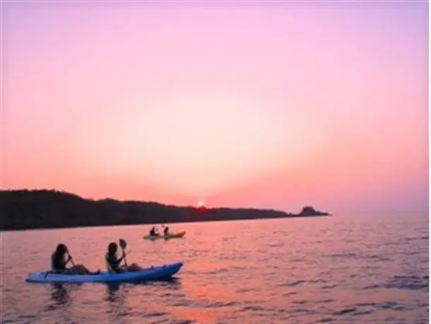 沖縄の夕日を海の上から眺めるサンセットカヤックのイメージ写真