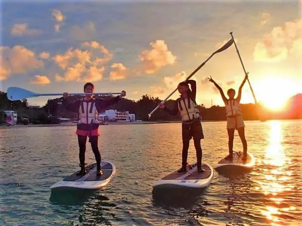サンセットの時間帯にSUPを楽しむ雰囲気をイメージできる写真