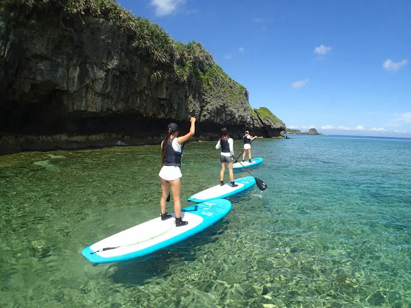 SUPで海の上をのんびり進む体験