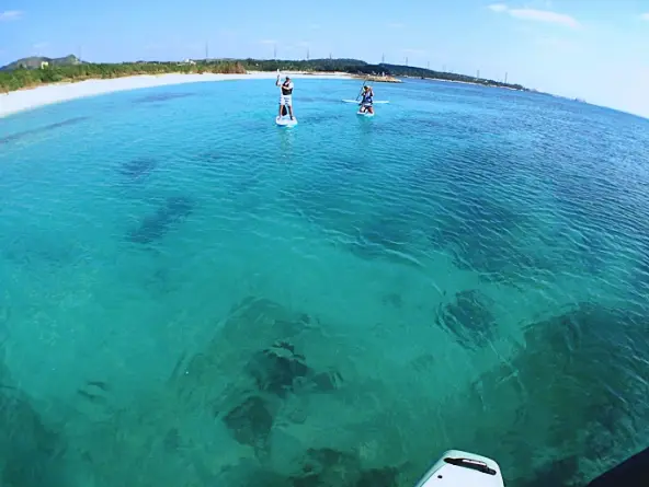 SUPで立って景色を眺める雰囲気をイメージできる写真