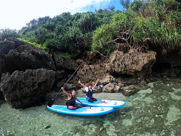 SUPで座って練習している雰囲気をイメージできる写真