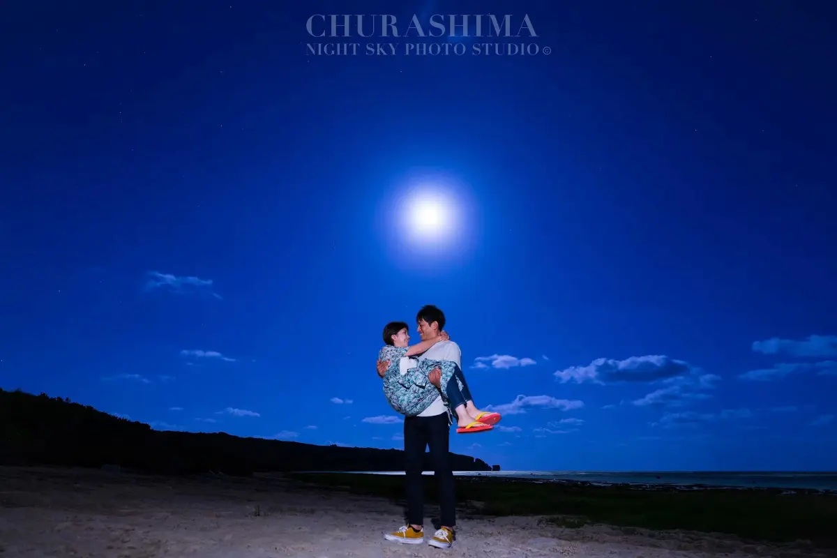 CHURASHIMA NIGHT SKY PHOTO STUDIOの満月イメージ4。沖縄の夜空に月が美しく見えるシーン。