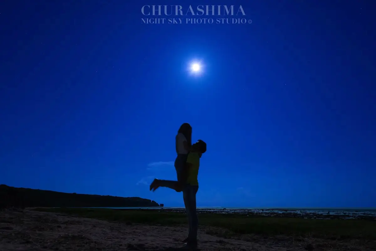 CHURASHIMA NIGHT SKY PHOTO STUDIOの満月イメージ7。沖縄南部の夜空に浮かぶ月の印象的な一枚。