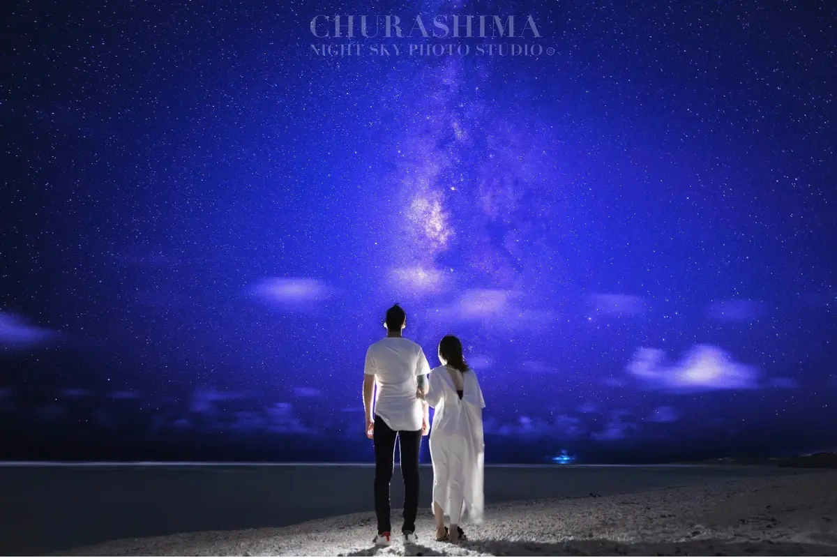 CHURASHIMA NIGHT SKY PHOTO STUDIOの星空撮影イメージ1。沖縄の夜空と海辺の雰囲気を感じられる写真。