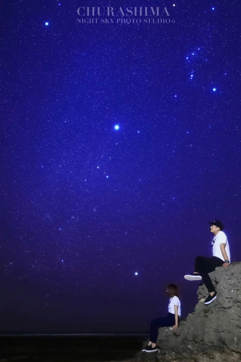CHURASHIMA NIGHT SKY PHOTO STUDIOのナイトフォト。沖縄南部の海辺で夜の雰囲気を背景に撮影したイメージ。