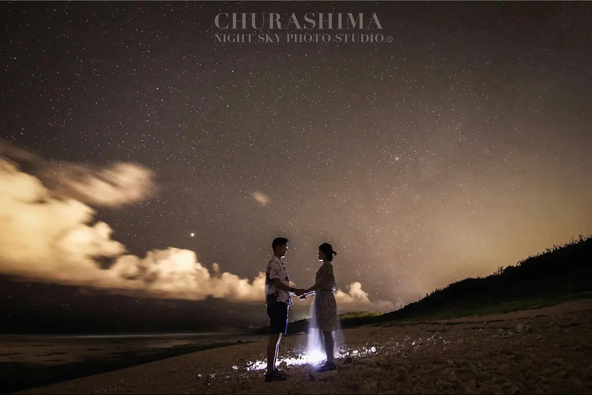 CHURASHIMA NIGHT SKY PHOTO STUDIOの星空撮影イメージ11。沖縄の夜空と海辺の雰囲気を感じられる写真。
