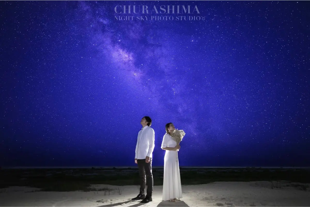 CHURASHIMA NIGHT SKY PHOTO STUDIOの星空撮影イメージ12。沖縄南部の静かなビーチで楽しむ記念フォトの様子。
