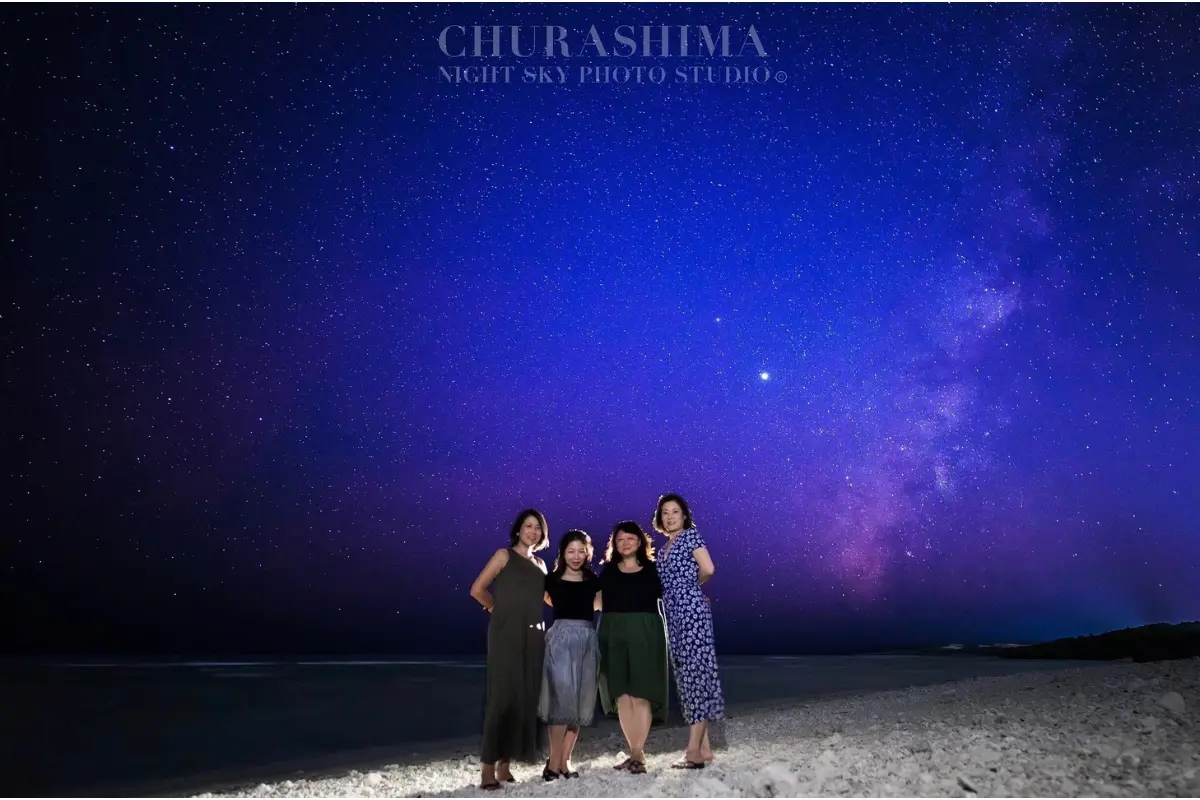 CHURASHIMA NIGHT SKY PHOTO STUDIOの星空撮影イメージ13。満天の星と沖縄の自然を背景にしたフォトシーン。