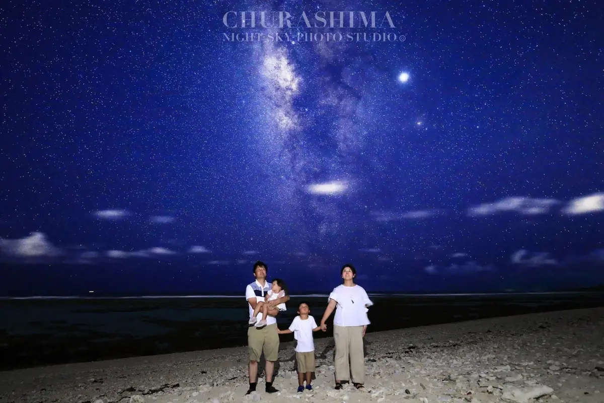 CHURASHIMA NIGHT SKY PHOTO STUDIOの星空撮影イメージ15。沖縄の夜空と海辺の雰囲気を感じられる写真。