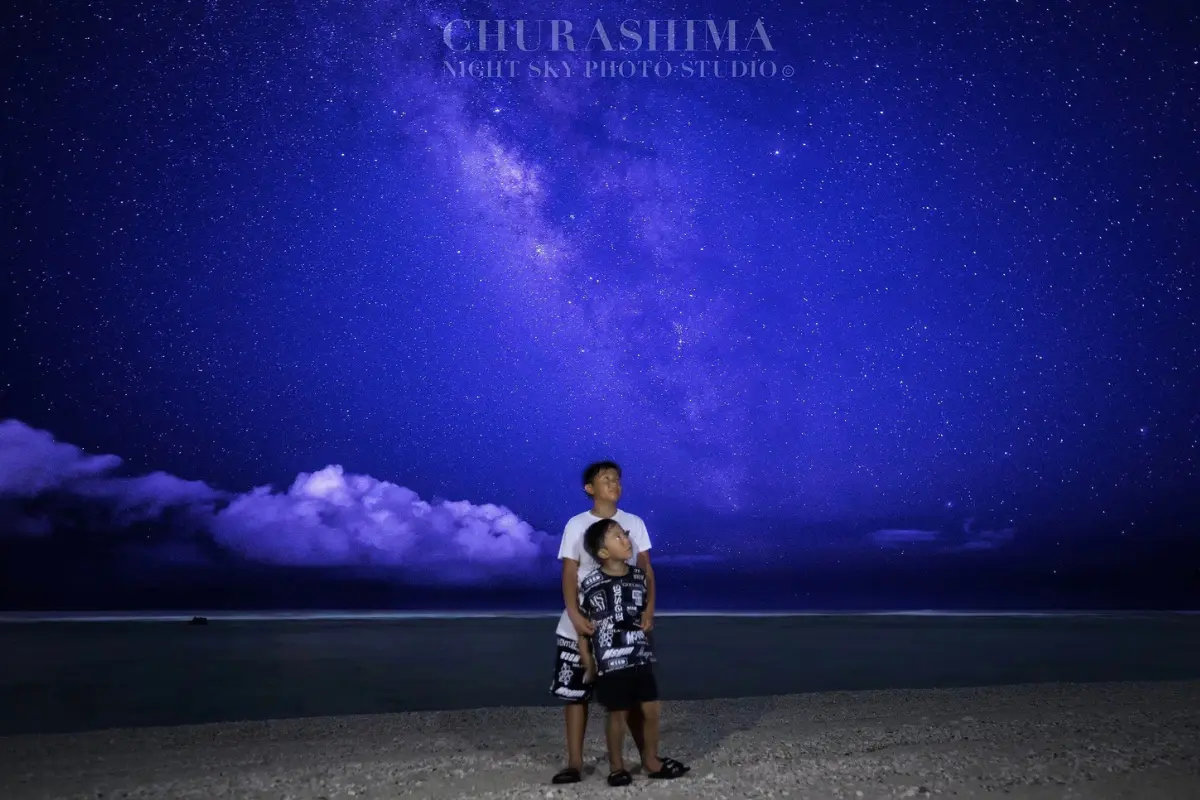 CHURASHIMA NIGHT SKY PHOTO STUDIOの星空撮影イメージ16。沖縄南部の静かなビーチで楽しむ記念フォトの様子。