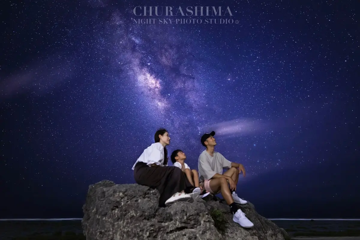 CHURASHIMA NIGHT SKY PHOTO STUDIOの星空撮影イメージ17。満天の星と沖縄の自然を背景にしたフォトシーン。