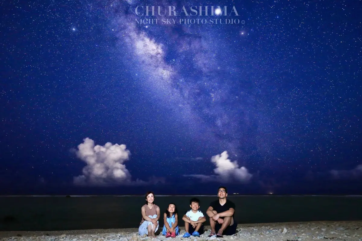 CHURASHIMA NIGHT SKY PHOTO STUDIOの星空撮影イメージ19。カップルや家族旅行にも合う沖縄の夜景フォト。
