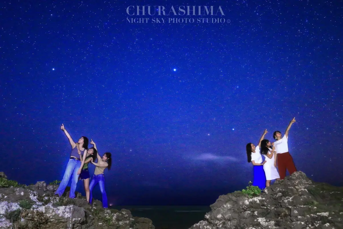 CHURASHIMA NIGHT SKY PHOTO STUDIOの星空撮影イメージ20。沖縄の海辺で夜空を背景に撮影した印象的な一枚。