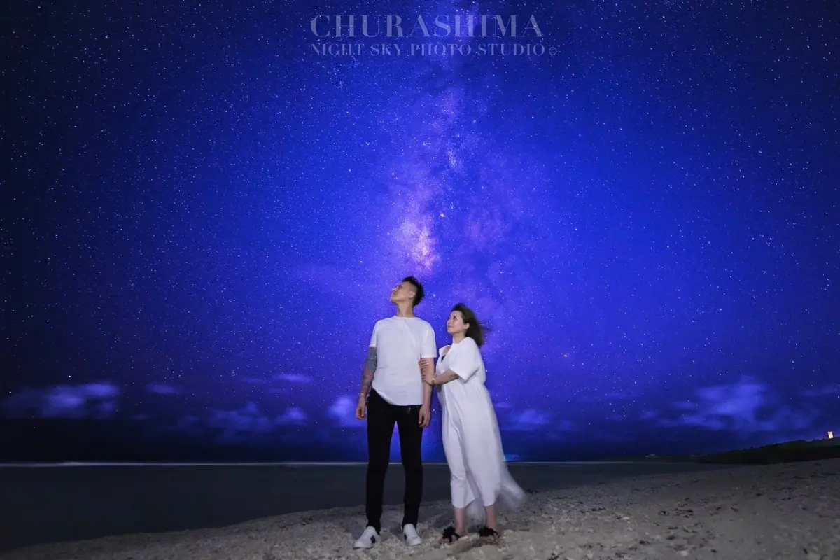 CHURASHIMA NIGHT SKY PHOTO STUDIOの星空撮影イメージ6。沖縄の海辺で夜空を背景に撮影した印象的な一枚。